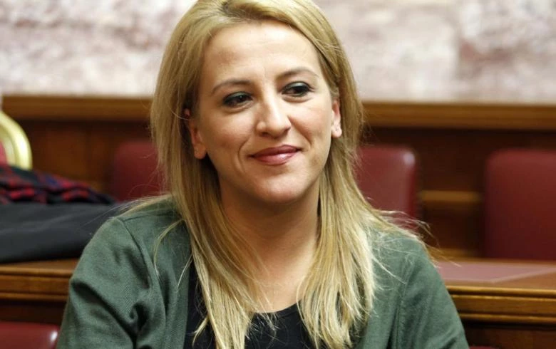 Σάλος για την επιλογή της Δούρου να επιτεθεί στη ΝΔ στο μήνυμά της για τον Παύλο Μπακογιάννη